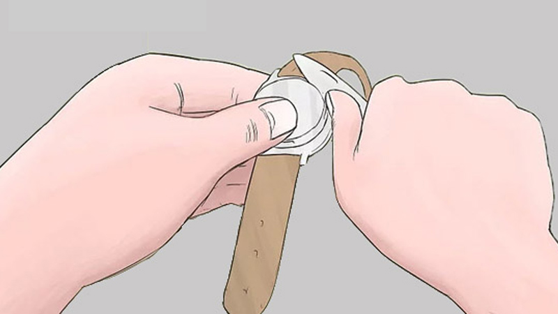 Dùng móng tay hoặc lưỡi dao để mở nắp ép